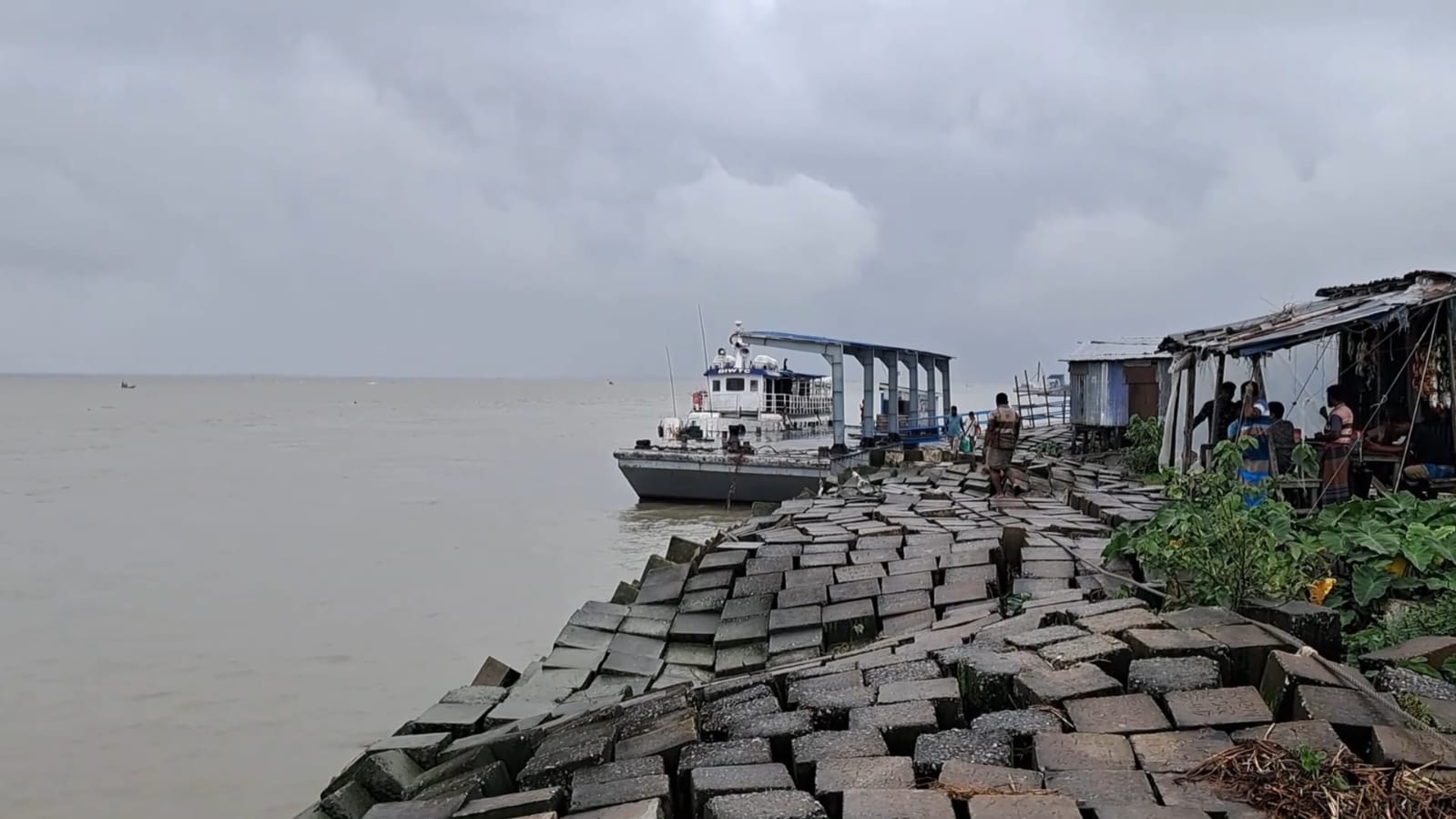 ভোলায় বৈরী আবহাওয়া : ফের ১০টি নৌ-রুটে লঞ্চ চলাচল বন্ধ