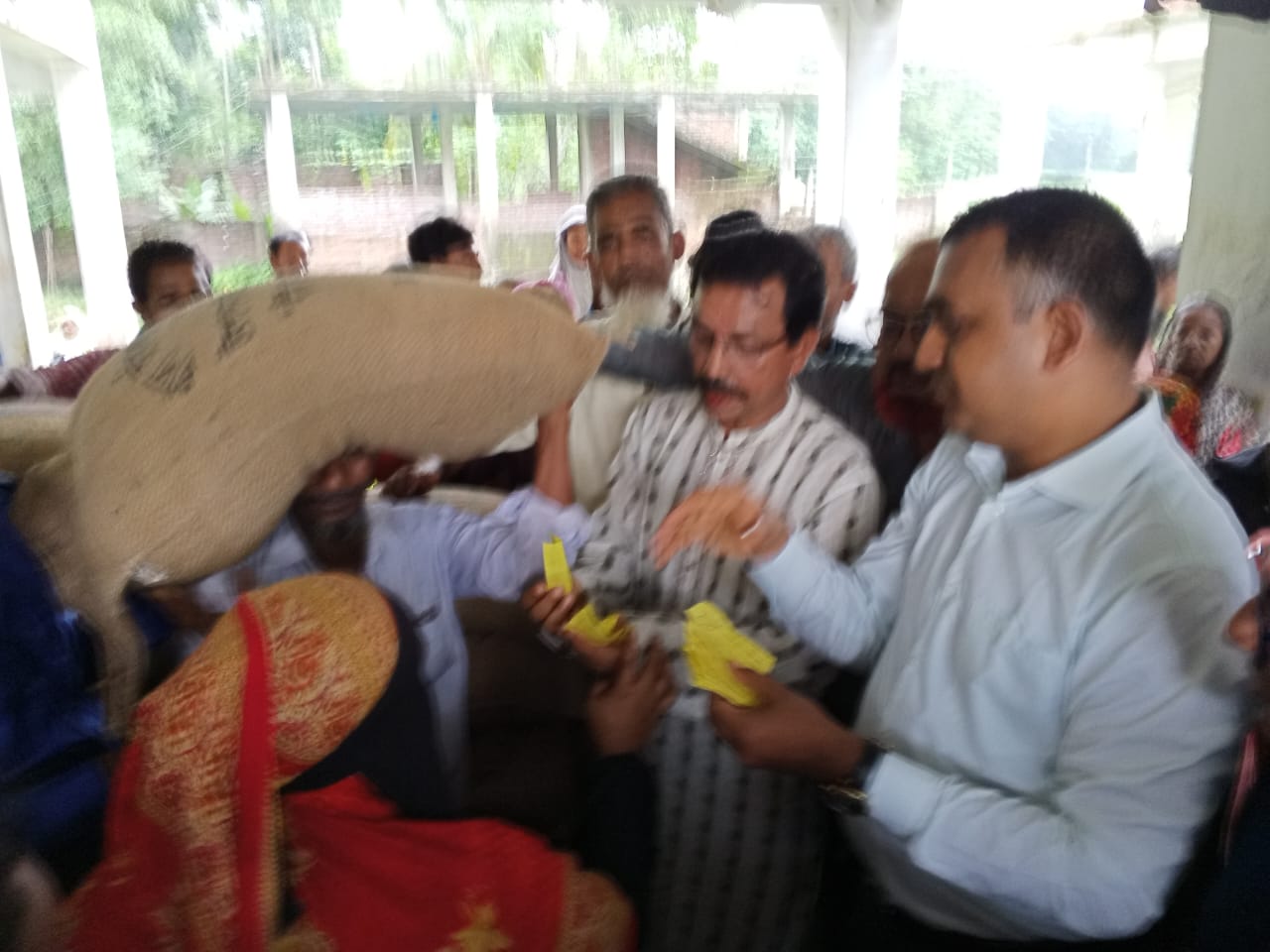 বাউফলে ৪০০ পরিবারকে চাল ও সুকনো খাবার বিতরণ