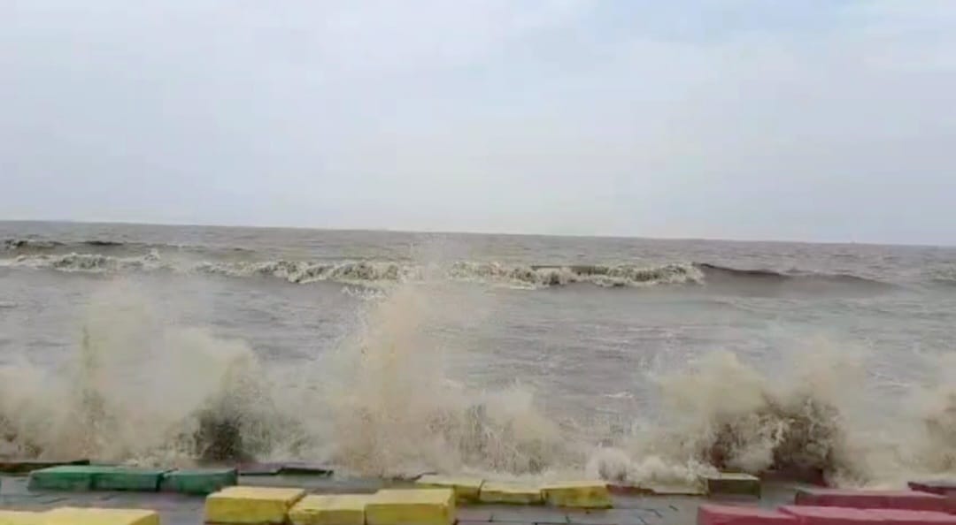 লঘুচাপে বঙ্গোপসাগর উত্তাল,পায়রা সমুদ্র বন্দরে ০৩ নম্বর সতর্ক সংকেত