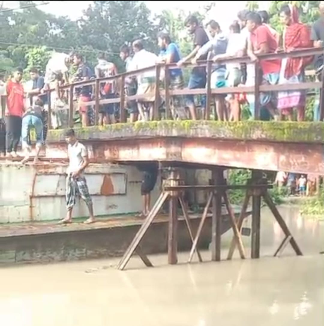 বাউফলে ব্রিজের সাথে বাল্কহেড’র ধাক্কা, চালক নিহত