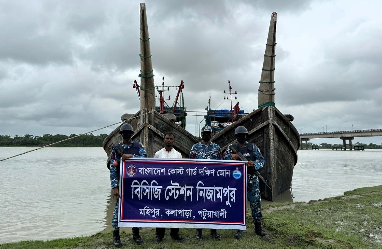 কোস্টগার্ডের অভিযানে অবৈধ ট্রলিং বোট সহ ৮ জেলে আটক