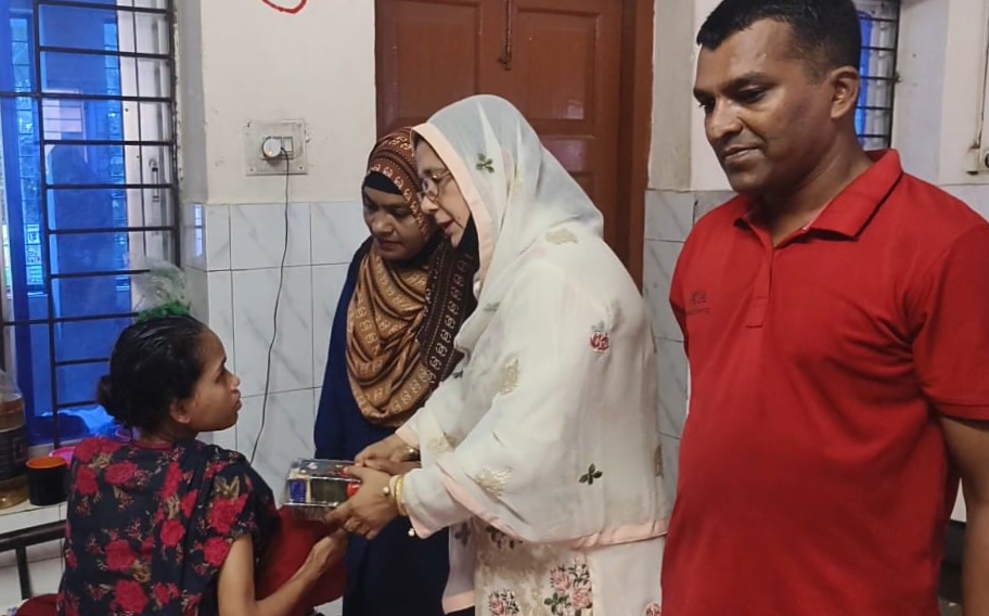 কলাপাড়া হাসপাতালের রোগীদের মাঝে বিএনপির উন্নত মানের খাবার বিতরন