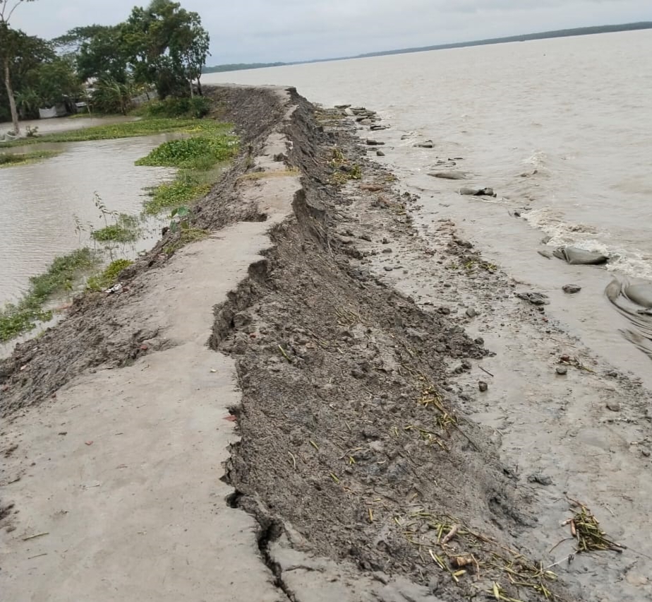 দেড় কোটি টাকার বেড়িবাঁধ মেরামতের ছয় মাসেই নদীতে বিলীন