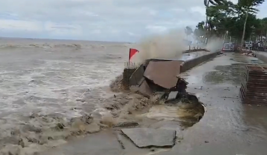 সমুদ্র গর্ভে বিলিন হচ্ছে কুয়াকাটা সমুদ্র সৈকত