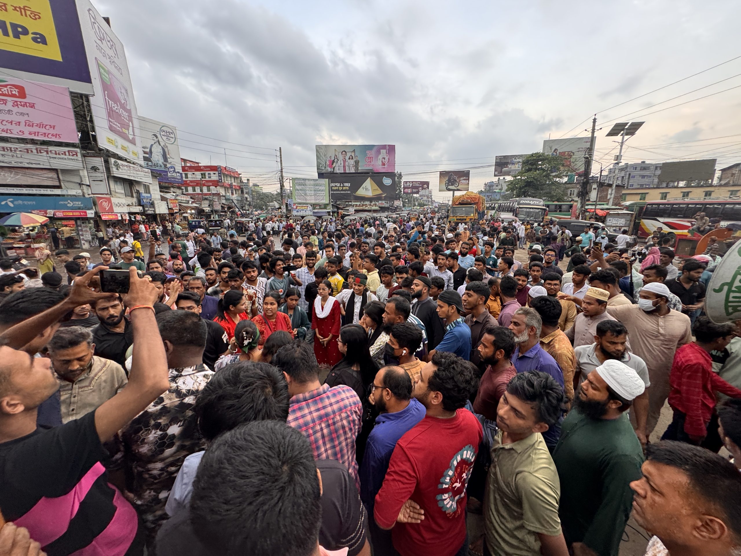 জুলাই যোদ্ধাদের উপর হামলার প্রতিবাদে বরিশালে ছাত্র জনতার ব্লকেড