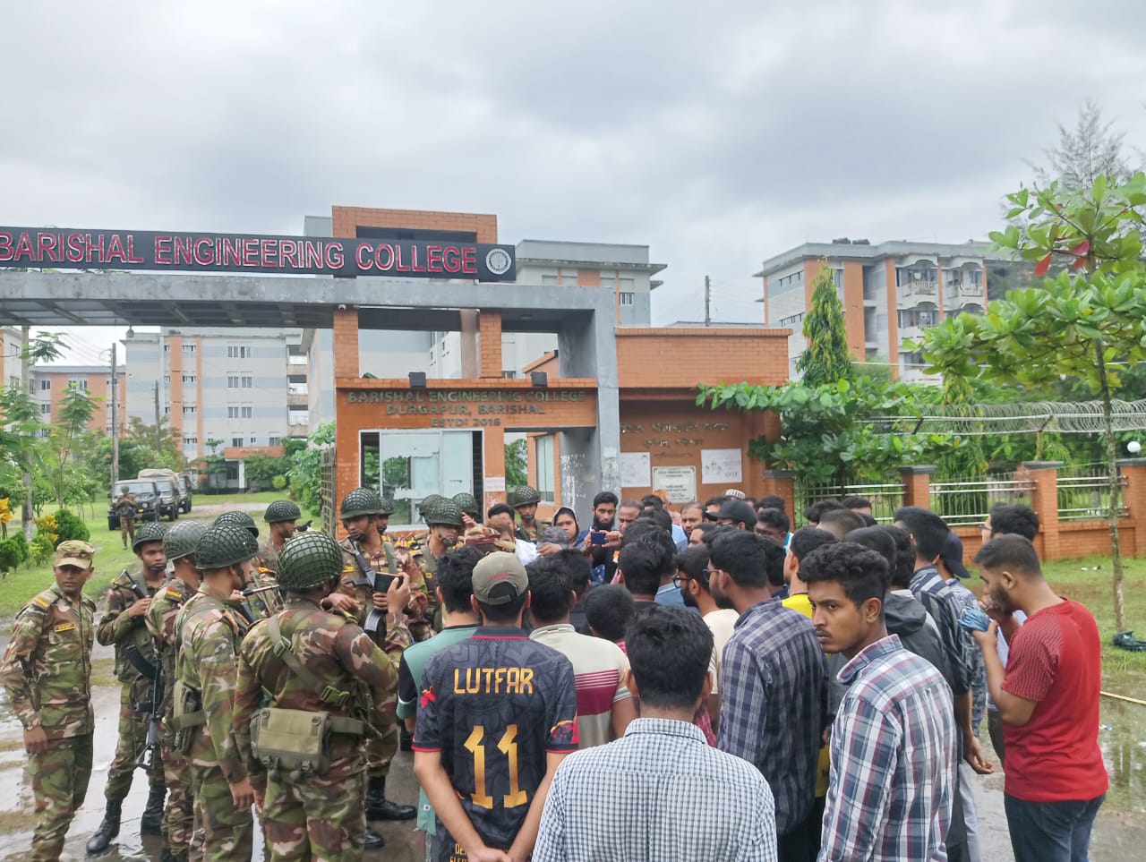 বরিশাল ইঞ্জিনিয়ারিং কলেজের শিক্ষার্থীদের মহাসড়ক ব্লকেড