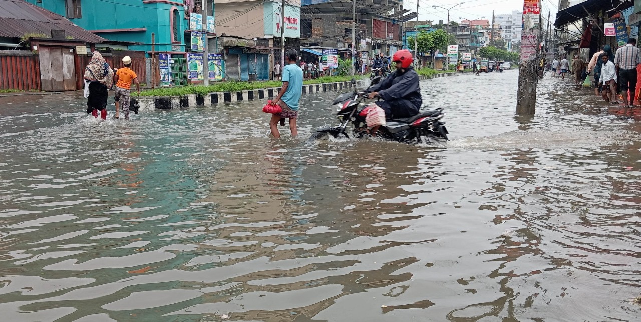 ভারি বৃষ্টিপাতে নাকাল নগরবাসী