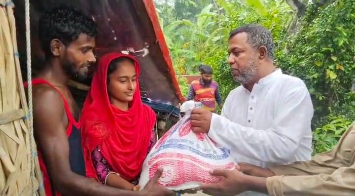 বাউফল বিএনপি’র নগদ অর্থ ও খাদ্য সামগ্রী বিতরণ