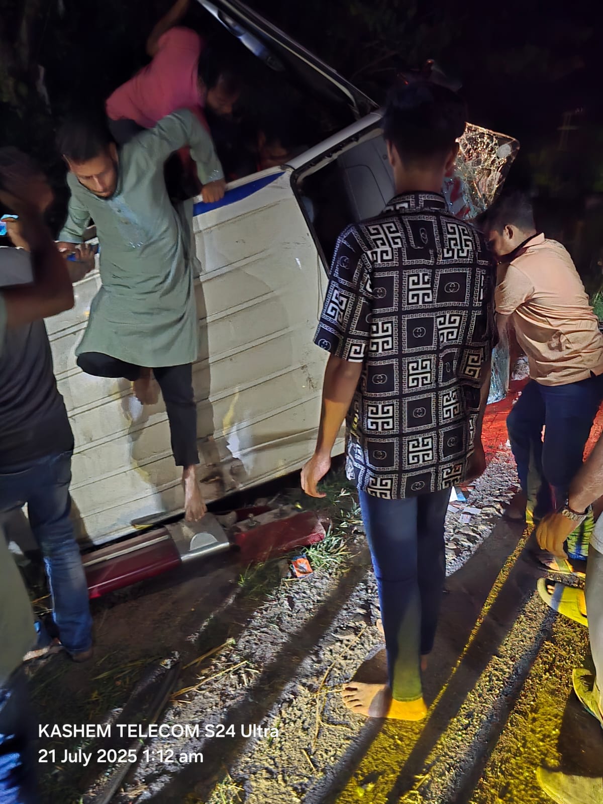চালকের চোখে ঘুম : উল্টে গেল লাশবাহী অ্যাম্বুলেন্স