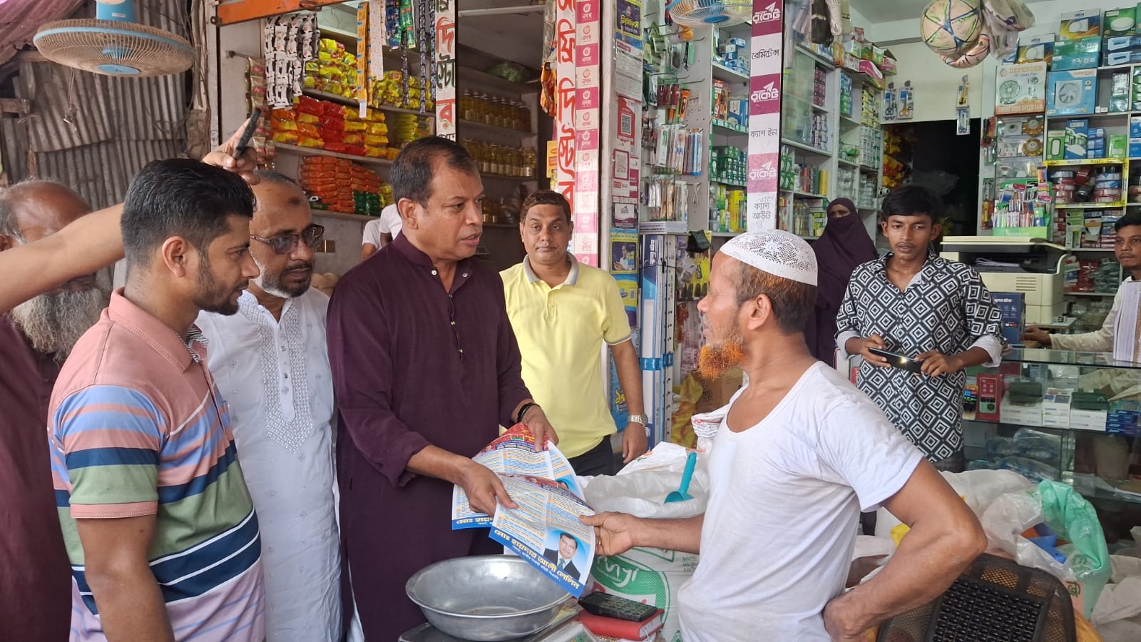 ভোলায় বিএনপি নেতা হায়দার আলী লেলিন’র লিফলেট বিতরণ ও গণসংযোগ
