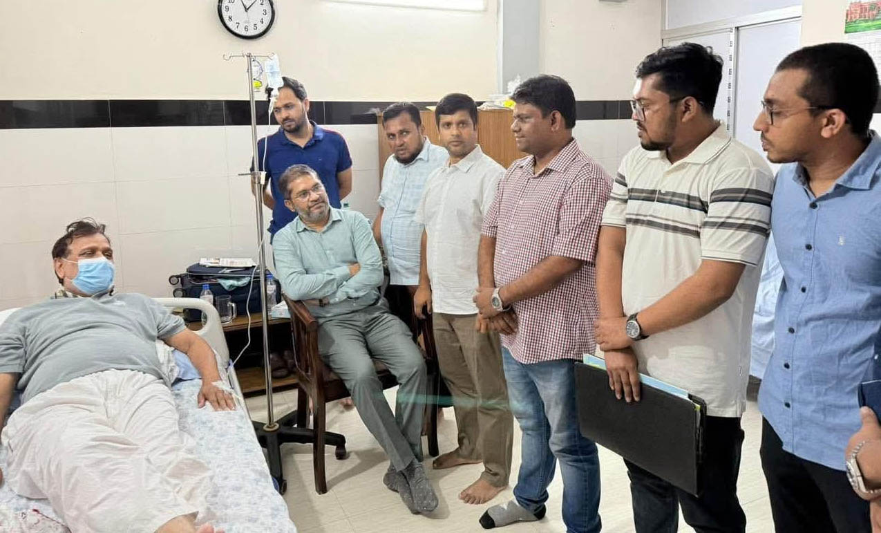 বিএনপির চেয়ারপারসনের উপদেষ্টা আবদুস সালামকে দেখতে হাসপাতালে ডা.পারভেজ রেজা কাকন