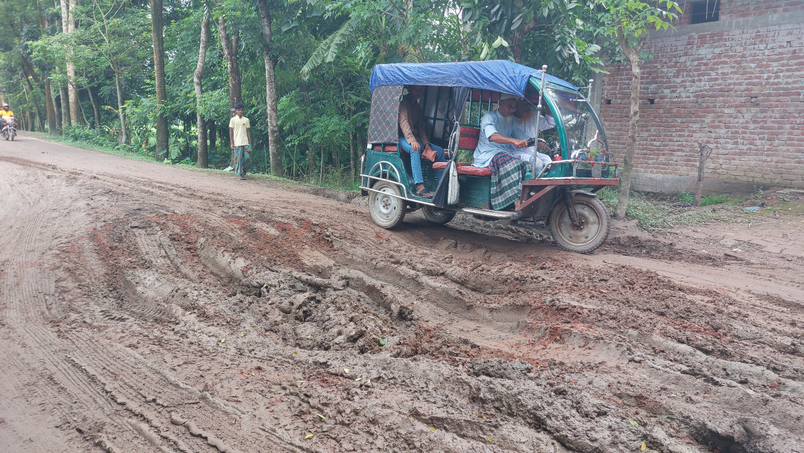 বাউফলে ৩কিলোমিটার রাস্তায় শতাধিক গর্ত