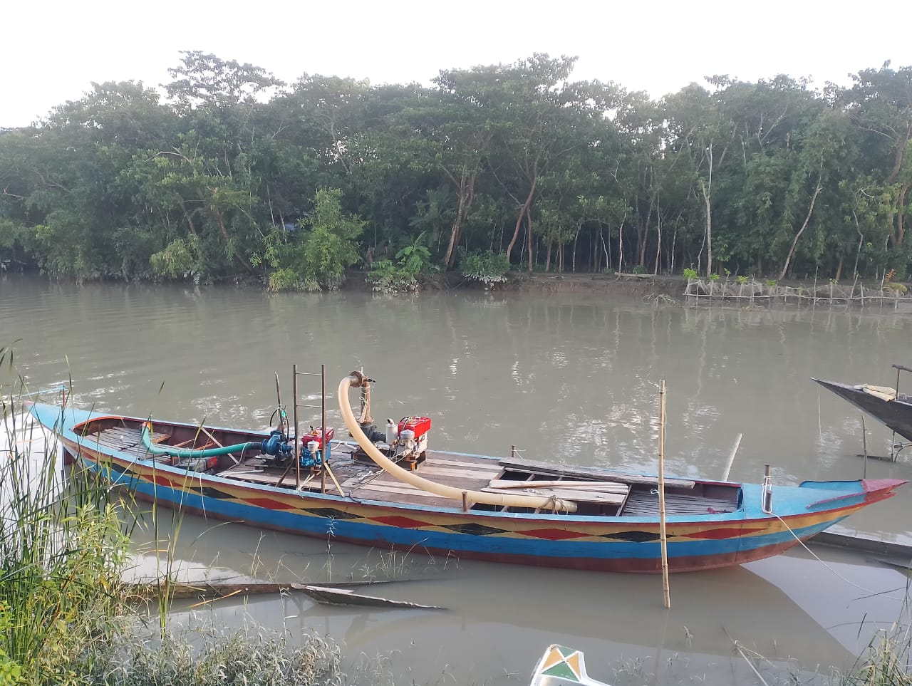 হিজলায় অবৈধ বালু উত্তোলনের সময় জনতার হাতে ড্রেজার আটক