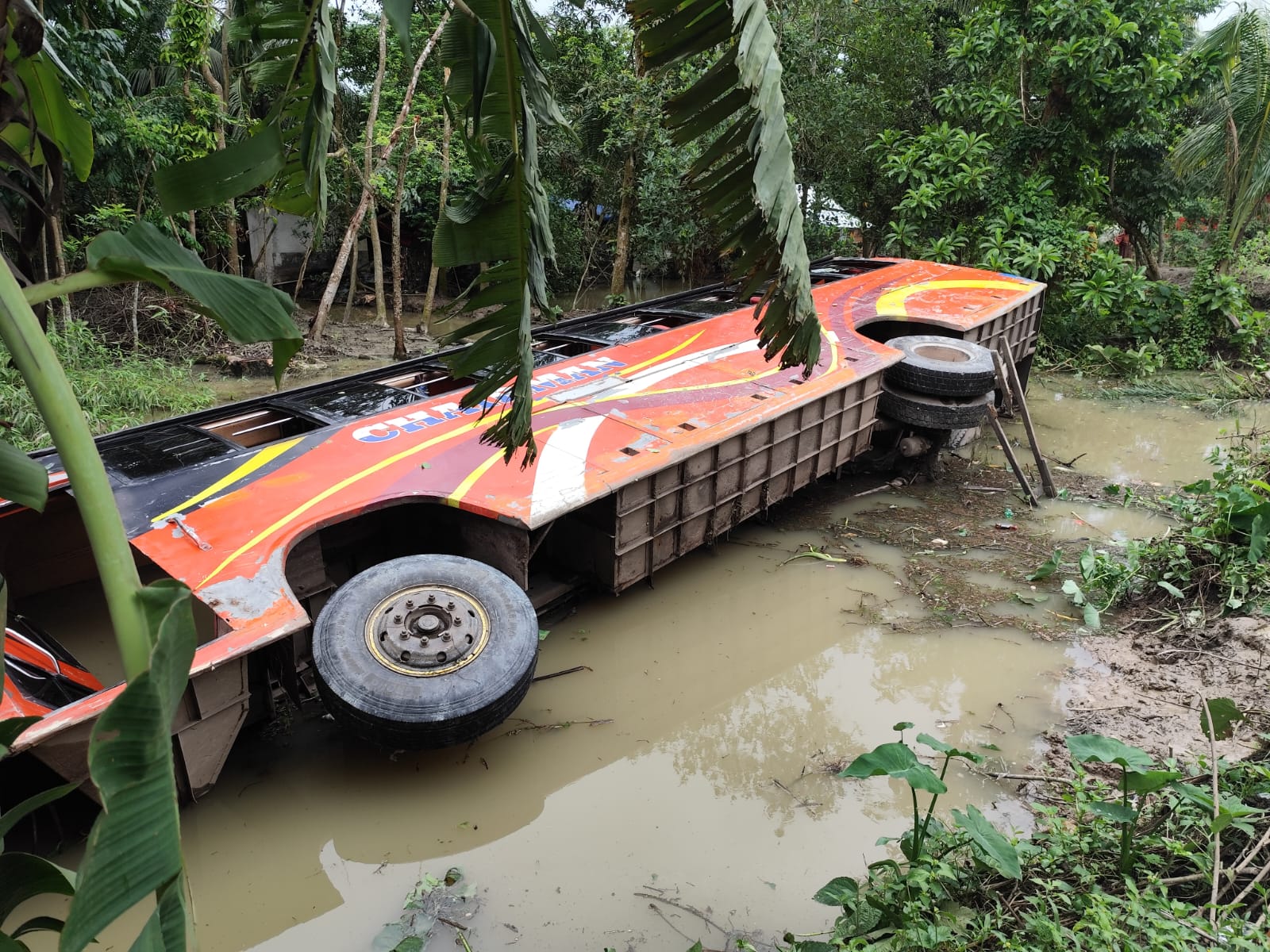 বাউফলে নিয়ন্ত্রণ হারিয়ে যাত্রীবাহী বাস পুকুরে, আহত ১০