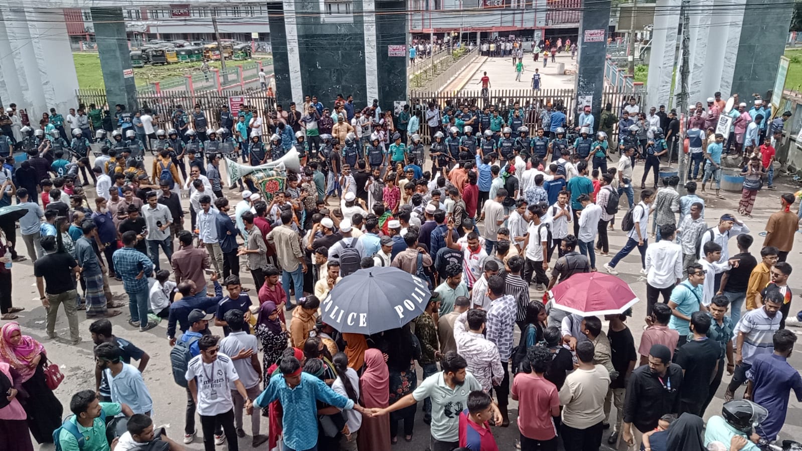 শের ই বাংলা মেডিকেল কলেজ হাসপাতালের সামনে ফের উত্তেজনা