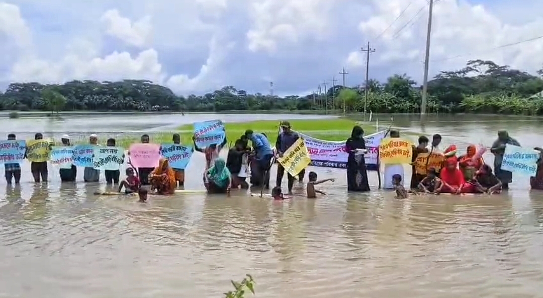 কলাগাছের ভেলায় ভেসে বানভাসী মানুষের সংবাদ সম্মেলন