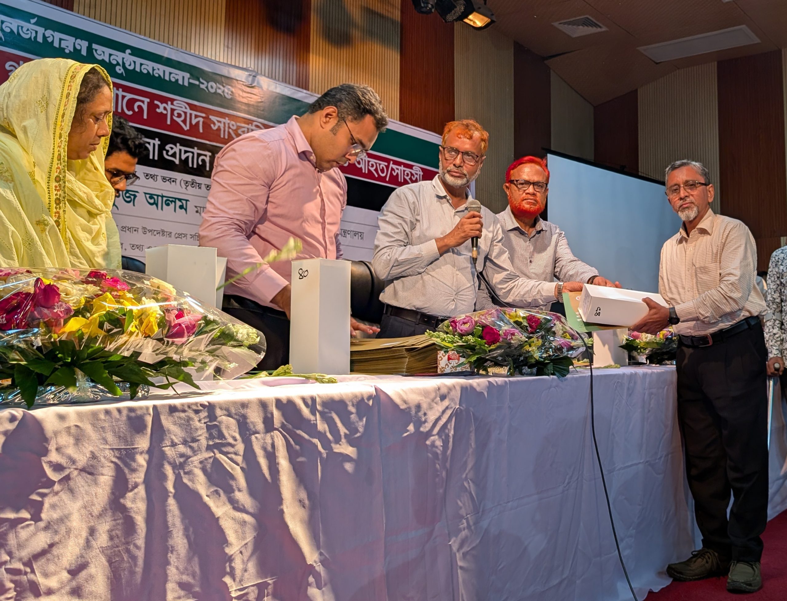 জুলাই গণঅভ্যুত্থানে সাহসী সাংবাদিকতার সম্মাননা পেলেন জাকির হোসেন