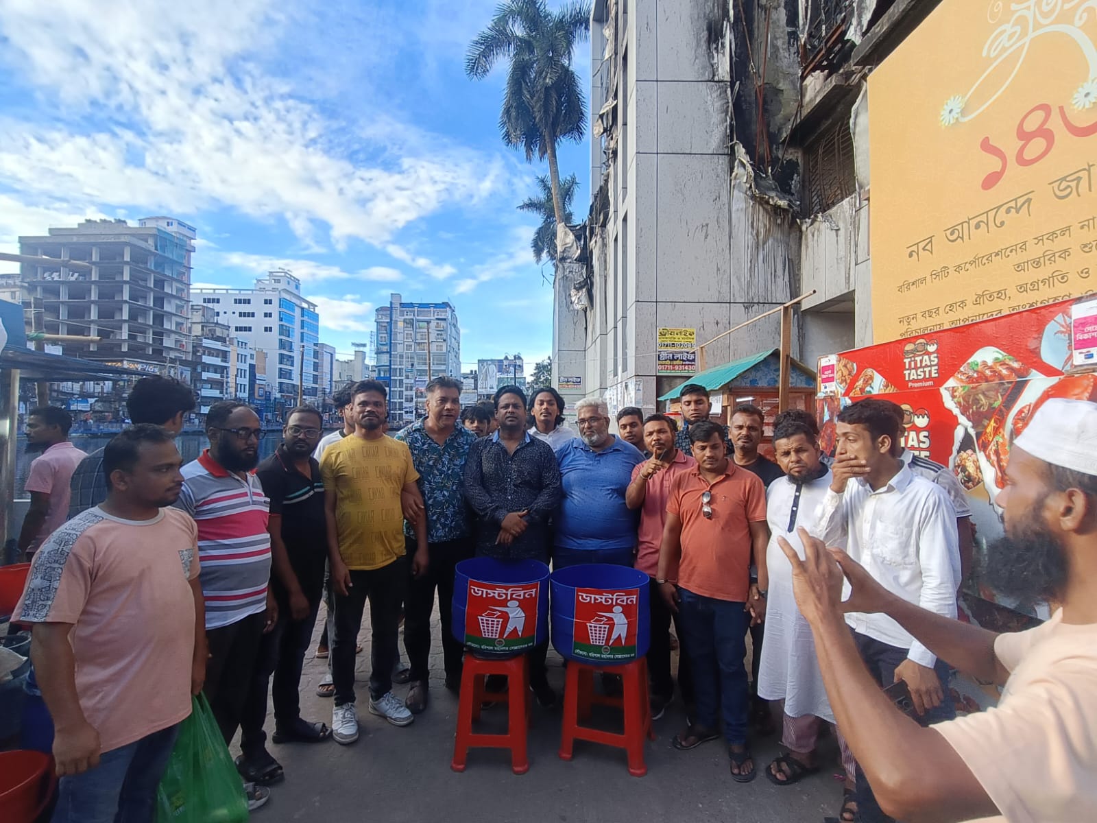 বরিশাল নগরীতে দুইটি ডাস্টবিন বসালেন স্বেচ্ছাসেবক দল