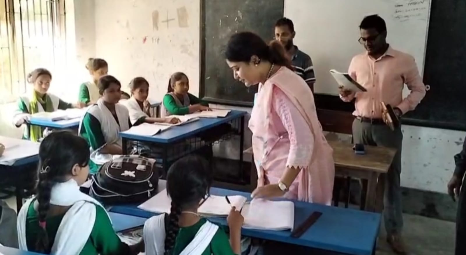 আকস্মিক স্কুল পরিদর্শনে এসে ক্লাস নিলেন ইউএনও