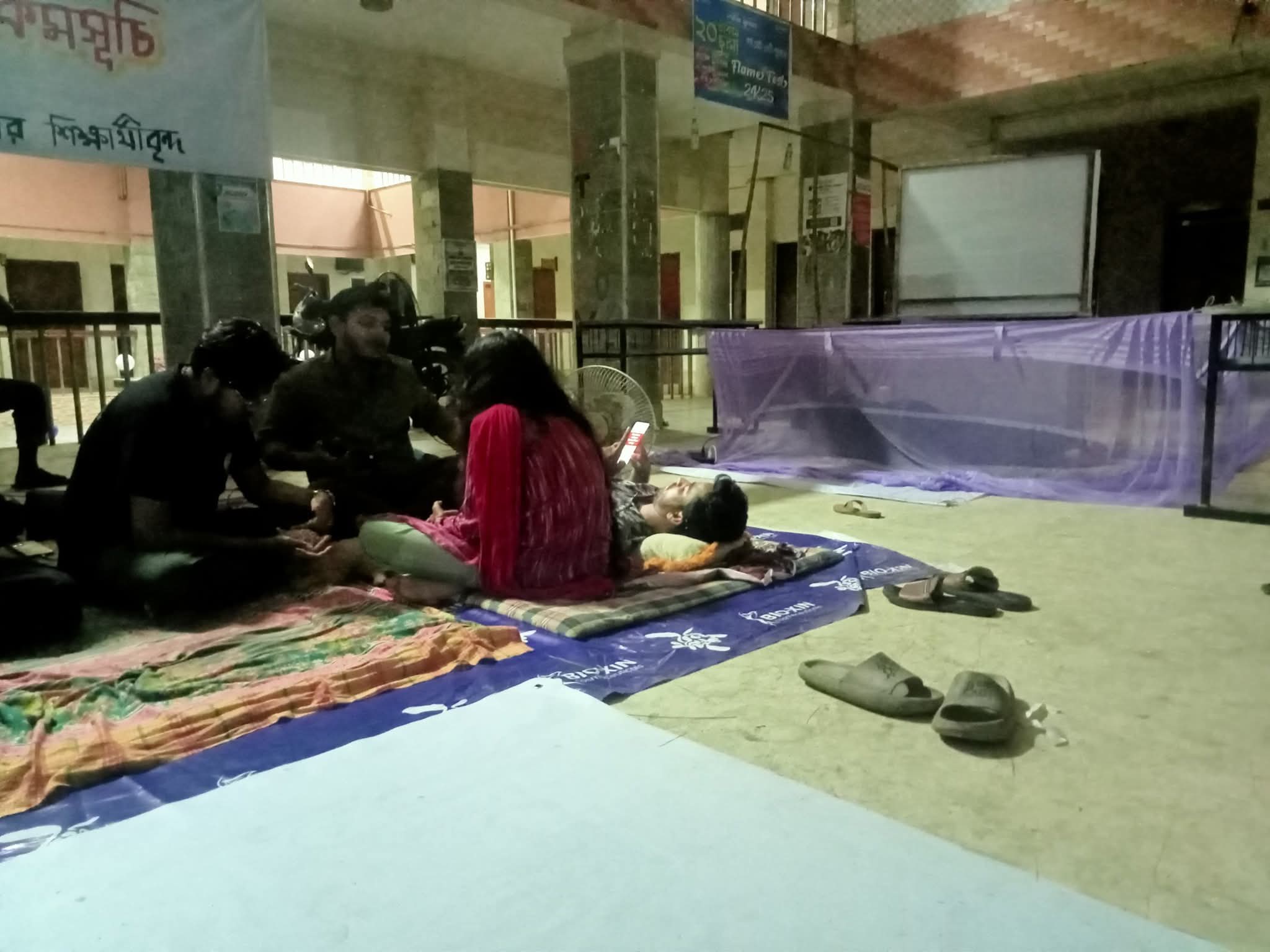 অনশনরত শিক্ষার্থীদের পাশে মশারি টানিয়ে রাত কাটালেন ববি উপাচার্য
