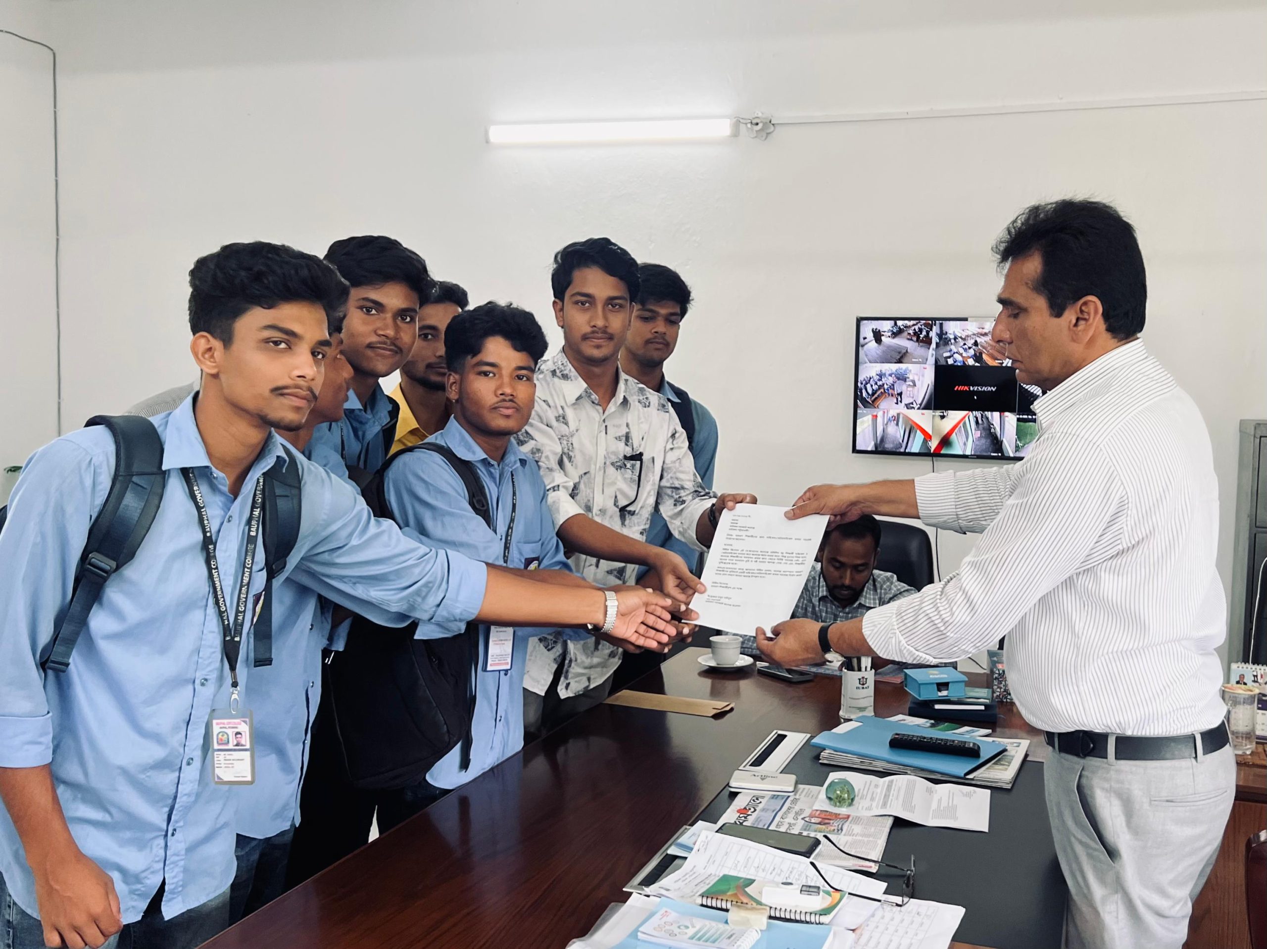 বাউফলে কলেজে শিক্ষার্থীদের বাইক স্ট্যান্ড সমস্যা সমাধানের আশ্বাস