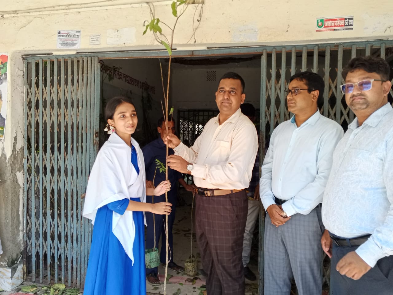 বাউফলে শিক্ষার্থীদের মাঝে গাছের চারা বিতরণ