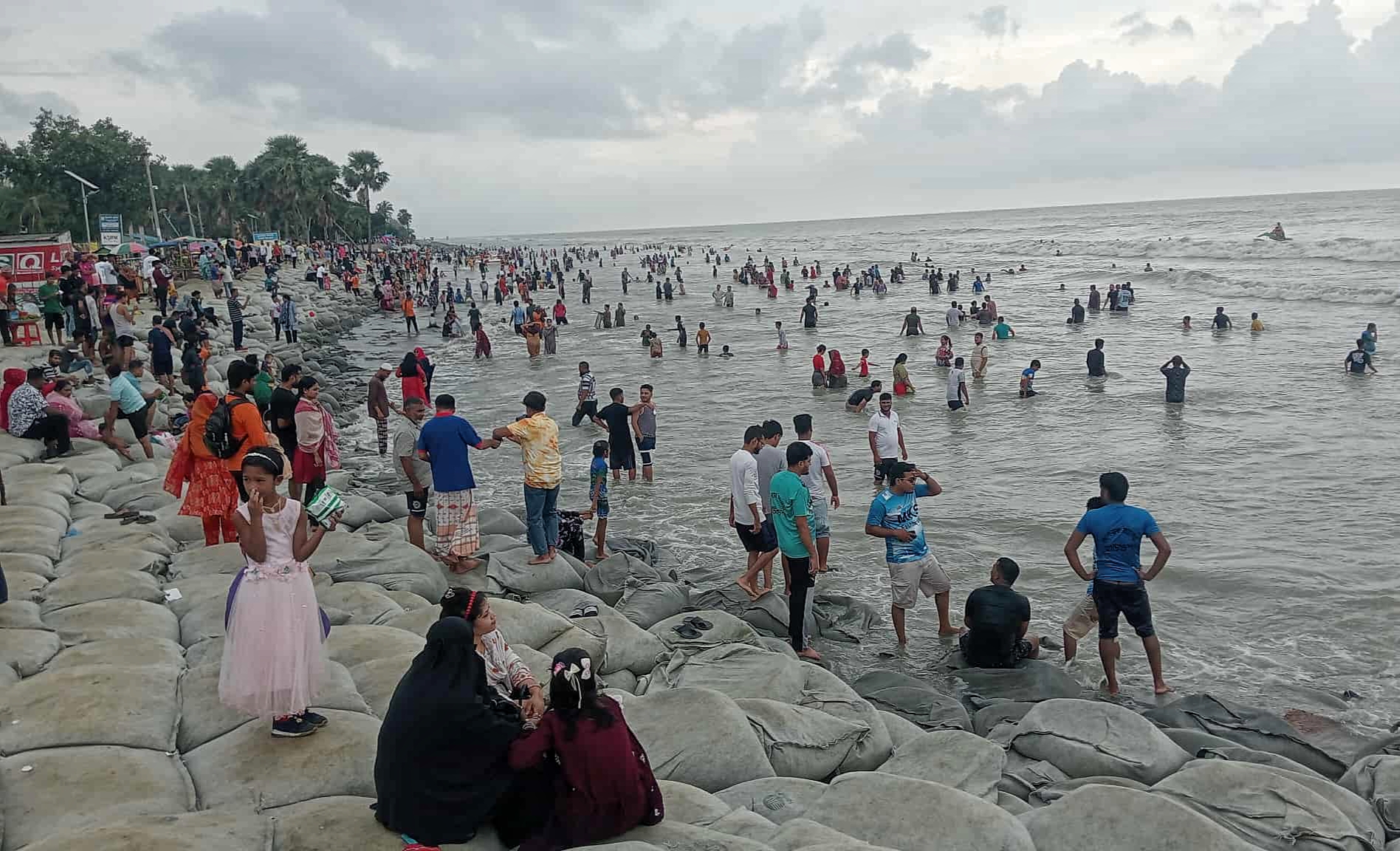 সাগরকন্যা কুয়াকাটায় বর্ষার ঢেউয়ে মেতেছে পর্যটক