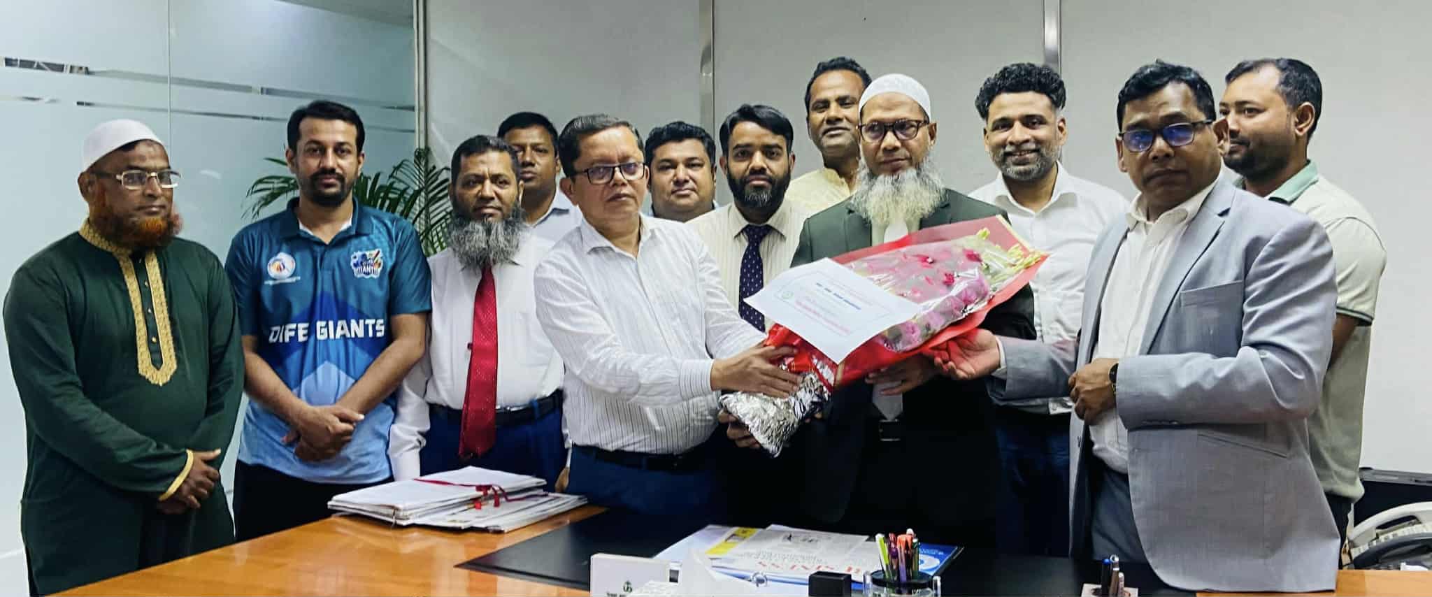 উত্তরা ব্যাংকের এমডি আবুল হাসেম চৌধুরীর সঙ্গে সৌজন্য সাক্ষাৎ হিজলা উপজেলা কল্যাণ সমিতির