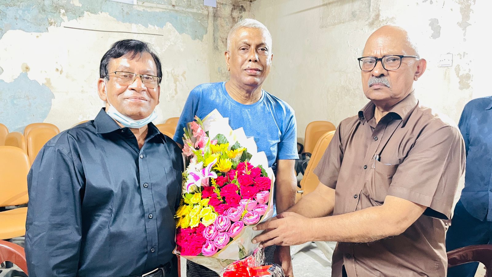 মুলাদীর মুক্তিযোদ্ধা কমান্ডার হারুন খান কে ফুলেল শুভেচ্ছা