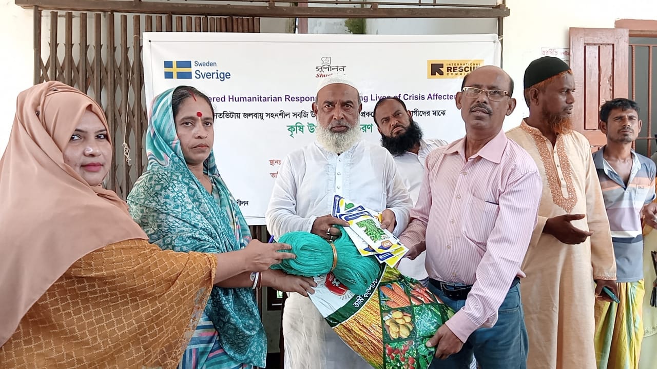 মহিপুরে সুশীলনের উদ্যোগে নারীদের মাঝে কৃষি উপকরণ বিতরণ
