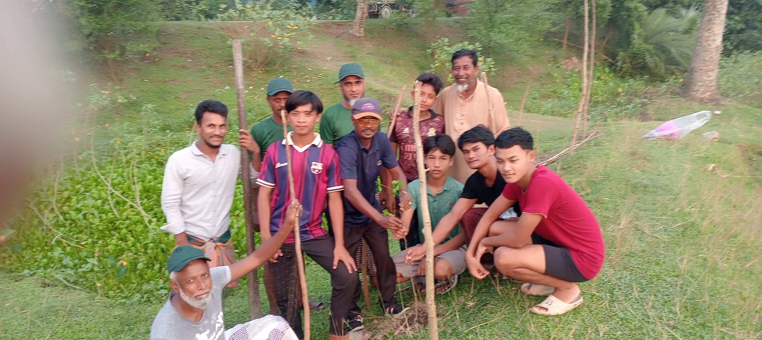 রাখাইন শিশুদের অংশগ্রহণে বাতিঘর’র বৃক্ষ রোপণ