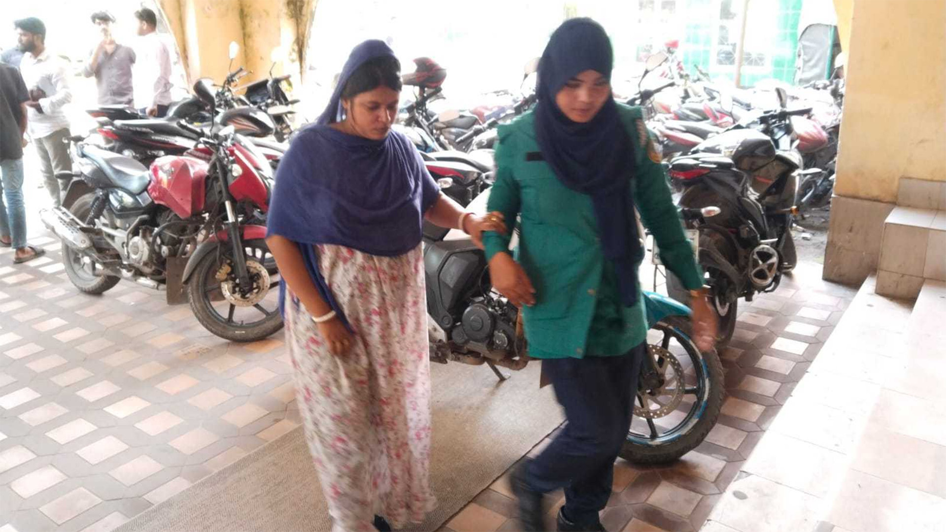 সন্দেহভাজন ভারতীয় নারী আটক