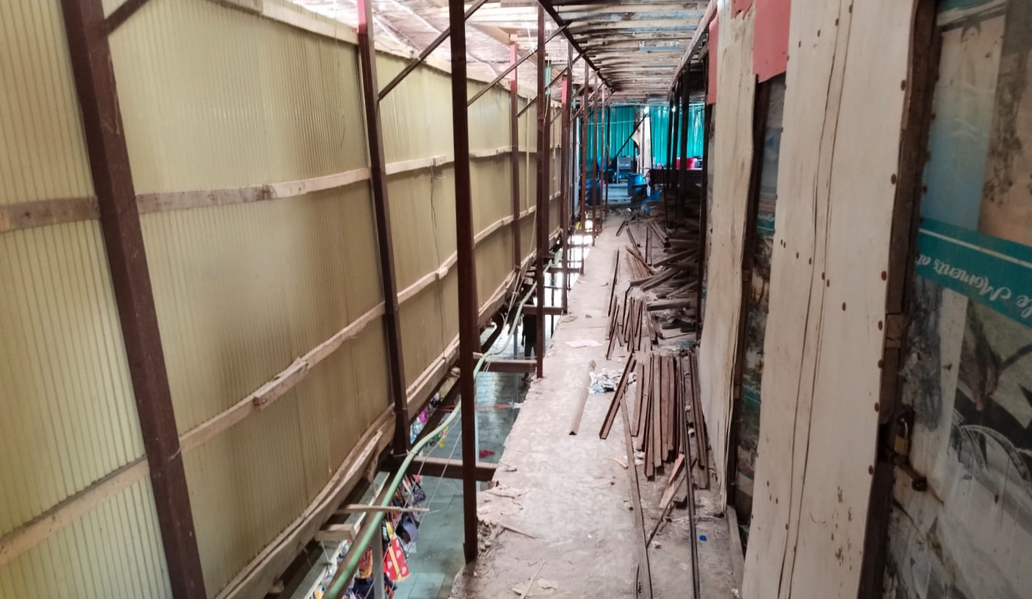 কুয়াকাটা সৈকতে ঝুঁকিপূর্ণ স্থাপনা