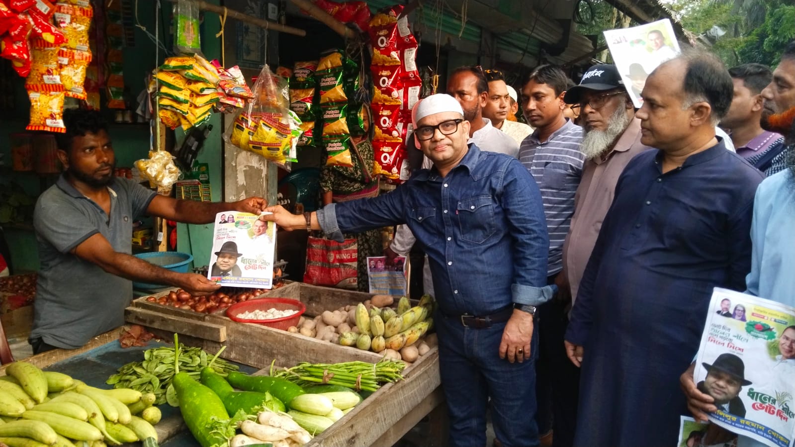 টুঙ্গীবাড়ীয়ায় বিএনপি’র ৩১ দফা রাষ্ট্র কাঠামো লিফলেট বিতরণ