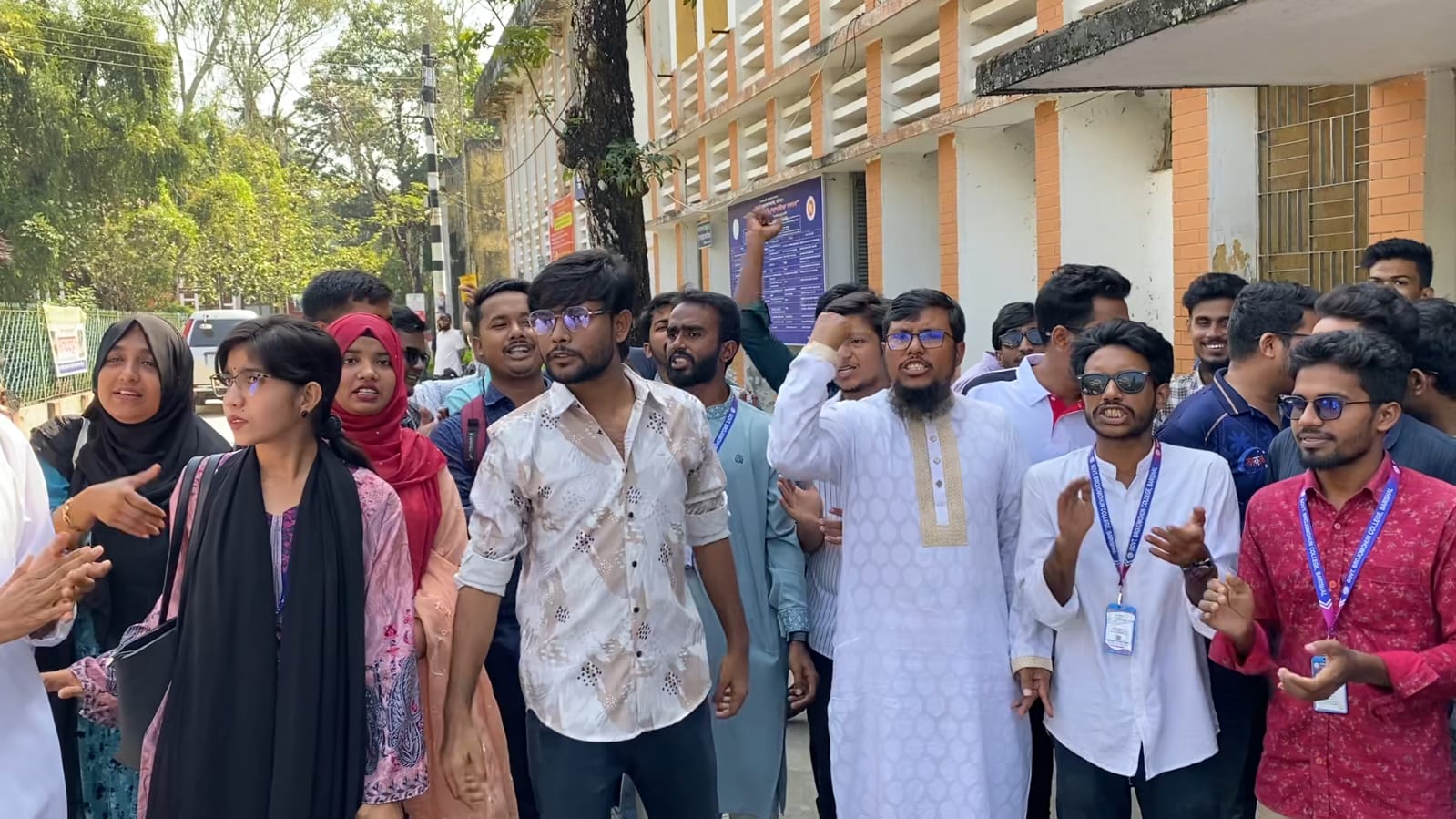 বরিশাল বিএম কলেজে বাকসু নির্বাচনের দাবিতে শিক্ষার্থীদের বিক্ষোভ