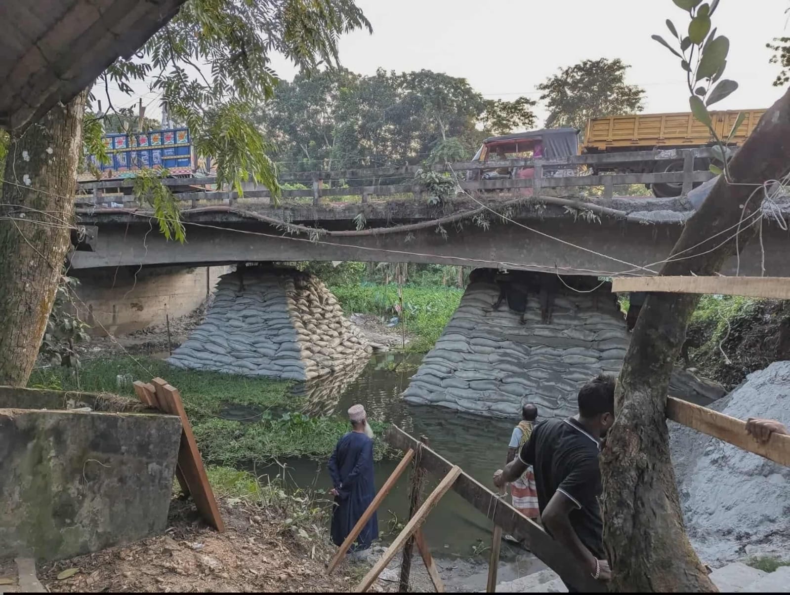ধসের আশঙ্কায় বরিশাল-ঢাকা মহাসড়কের একটি গুরুত্বপূর্ণ সেতু
