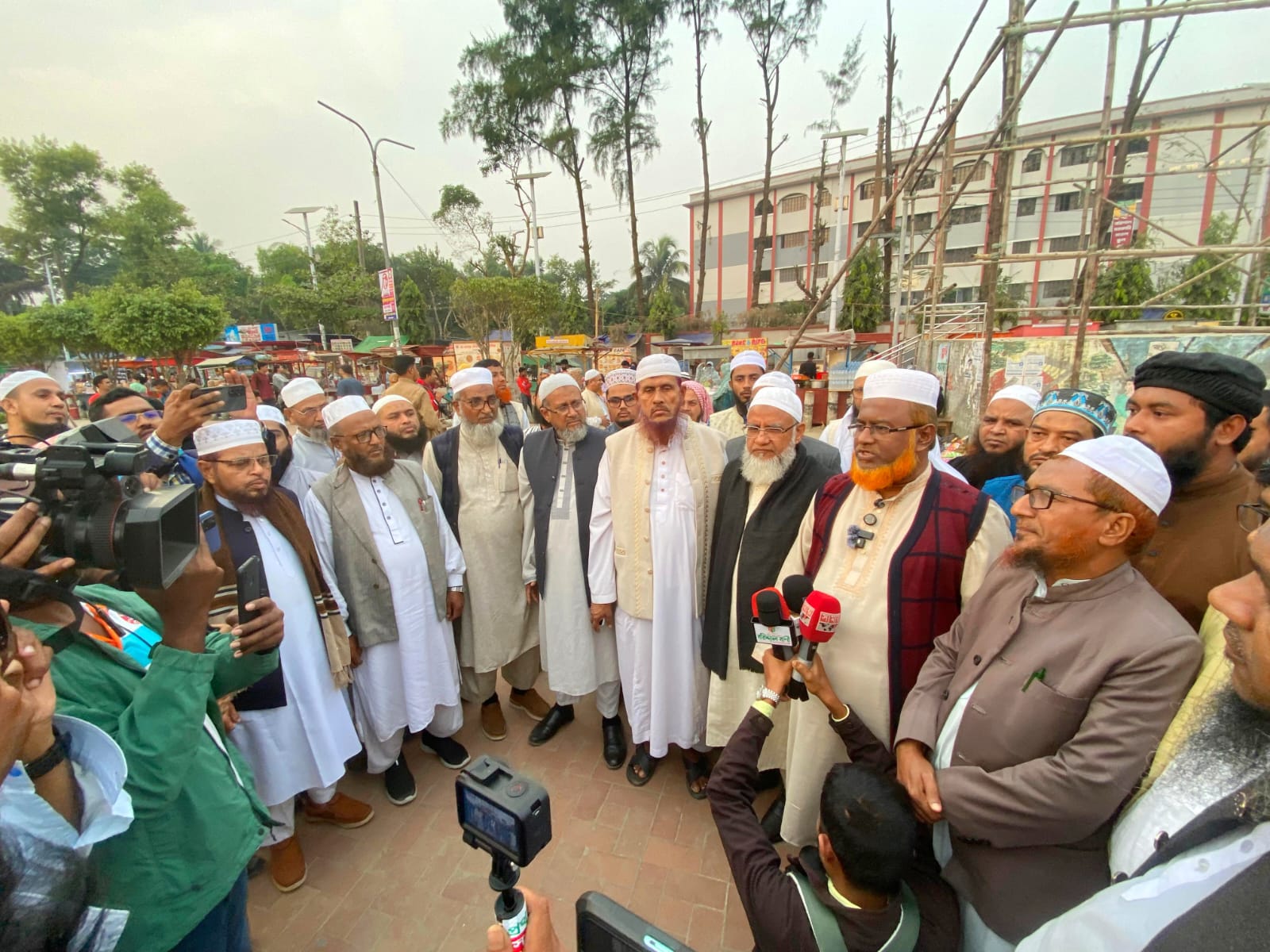 ৮ দলীয় বিভাগীয় সমাবেশ স্থল পরিদর্শনে নেতৃবৃন্দ