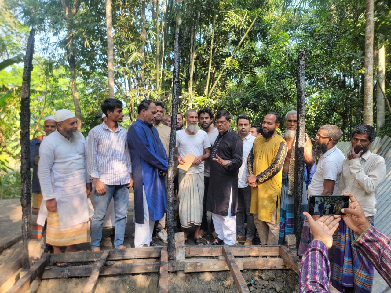 বরিশালে বিএনপি কর্মীর জীবিকার একমাত্র দোকান পুড়িয়ে ছাই, সহায়তায় রহমাতুল্লাহ