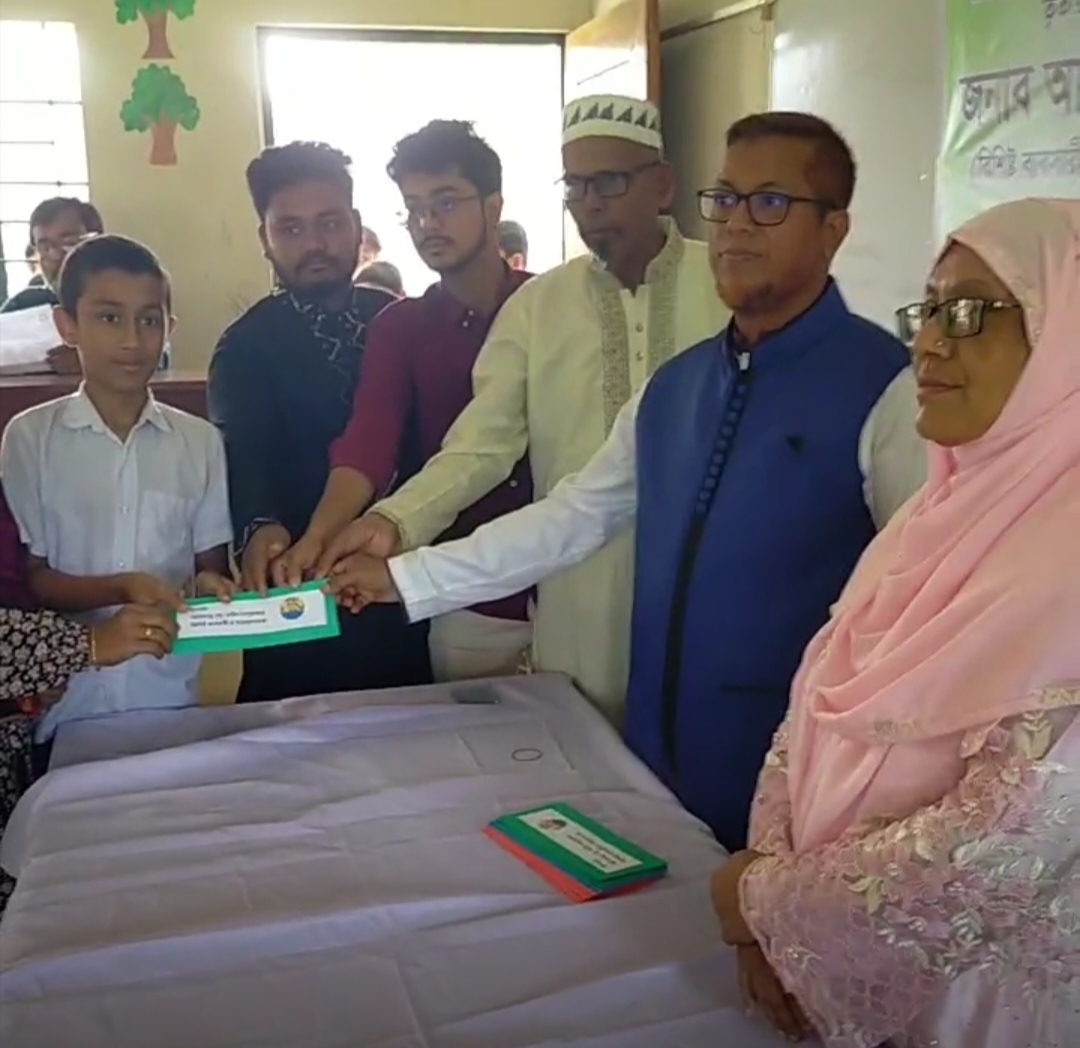 বাউফলে মেধাবী শিক্ষার্থীদের অর্থ সহায়তা প্রদান