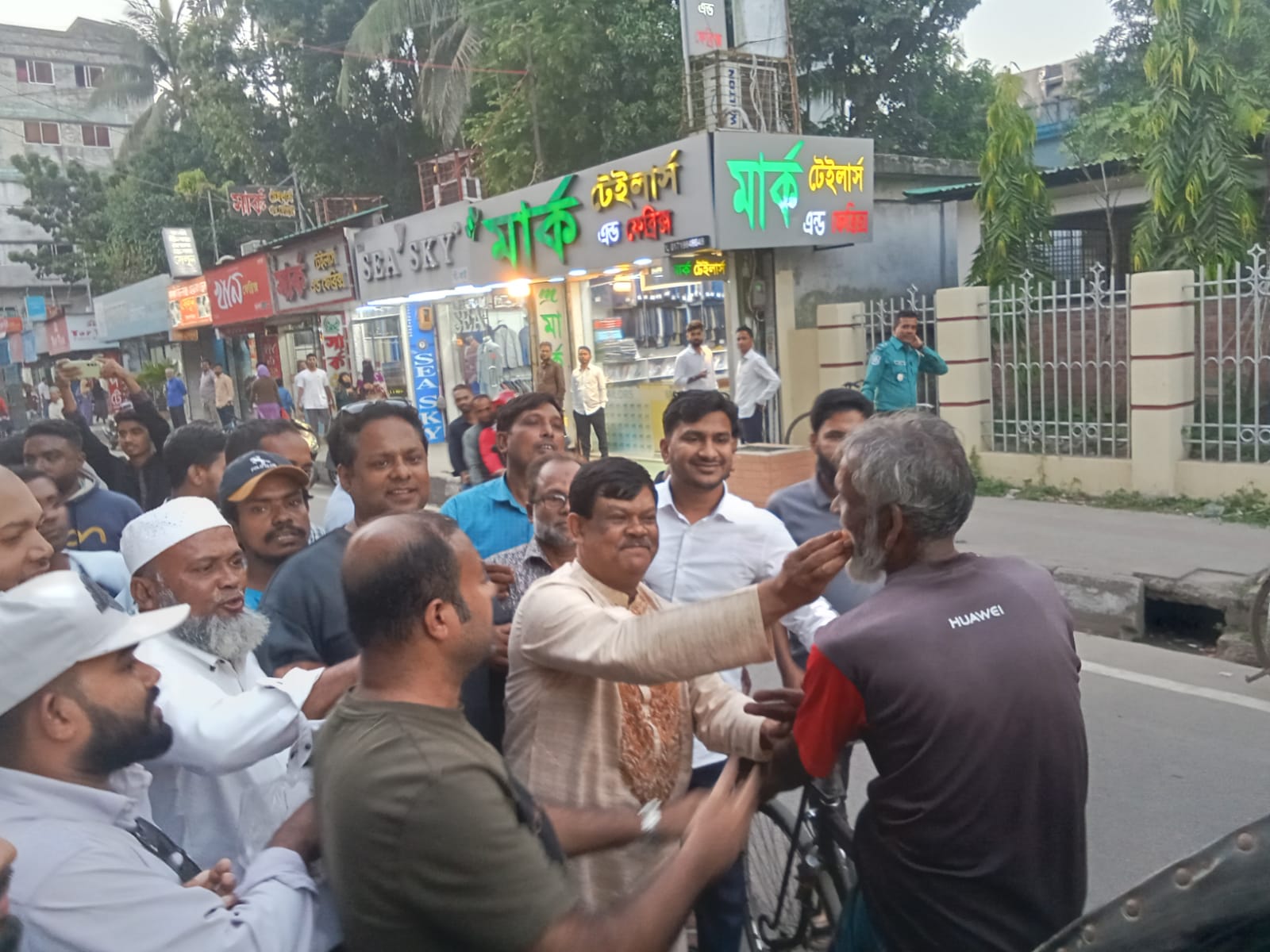 আদালতের রায়ের পর বরিশালে মিস্টি বিতরণ 