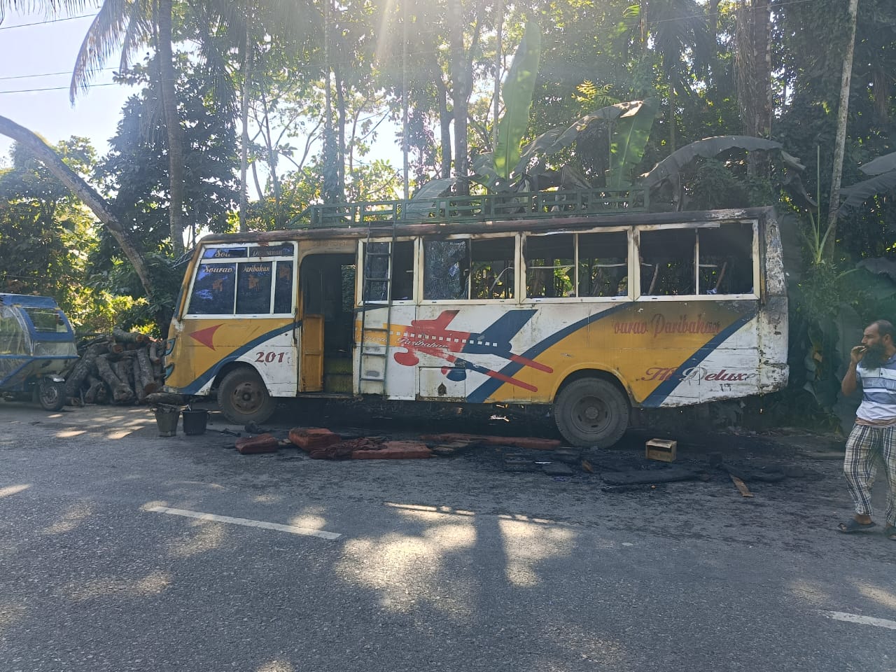 সড়কের পাশে থাকা বাসে আগুন