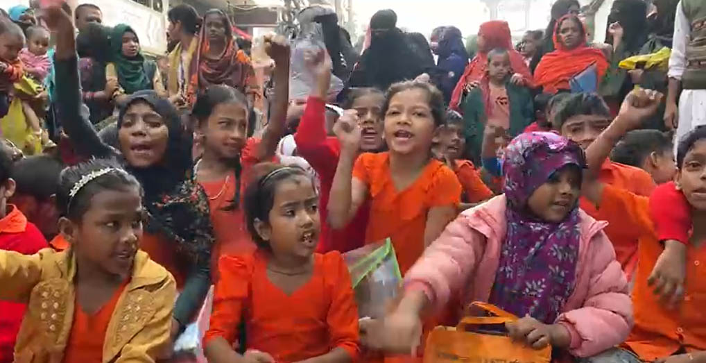 শিক্ষকদের কর্মবিরতিতে পরীক্ষা বন্ধ রাখায় শিক্ষার্থীদের সড়ক অবরোধ