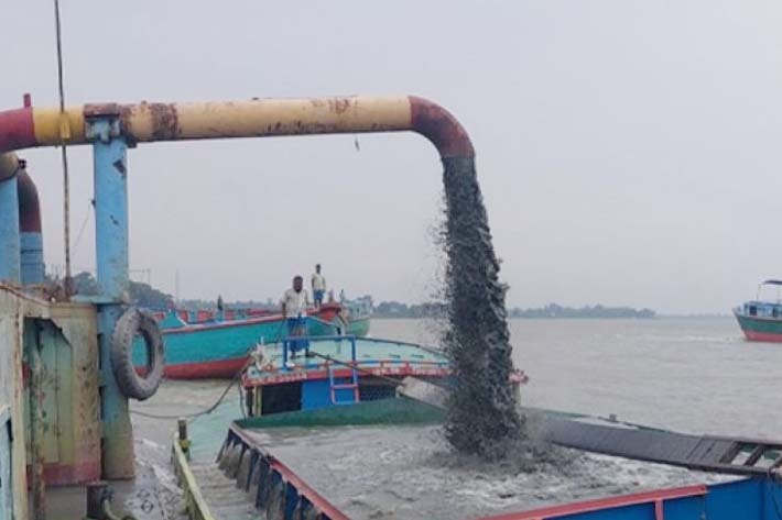অবৈধভাবে বালু উত্তোলনে হুমকির মুখে দুই উপজেলার জনপদ