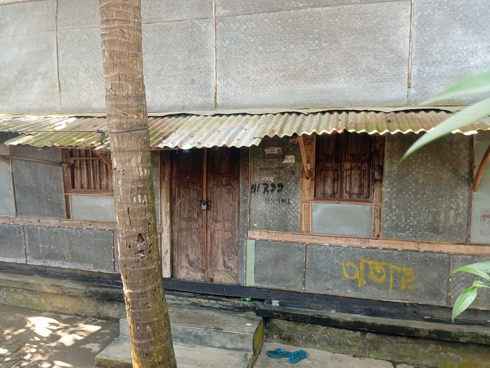 জানালা ভেঙে শরীফ ওসমান হাদির নলছিটির বসতঘরে চুরি