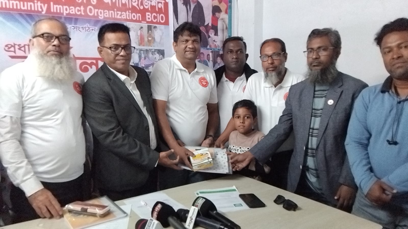 বরিশালে কমিউনিটি ইম্প্যাক্ট অর্গানাইজেশন উদ্যোগে শিক্ষার্থীদের মাঝে শিক্ষা উপকরণ বিতরণ