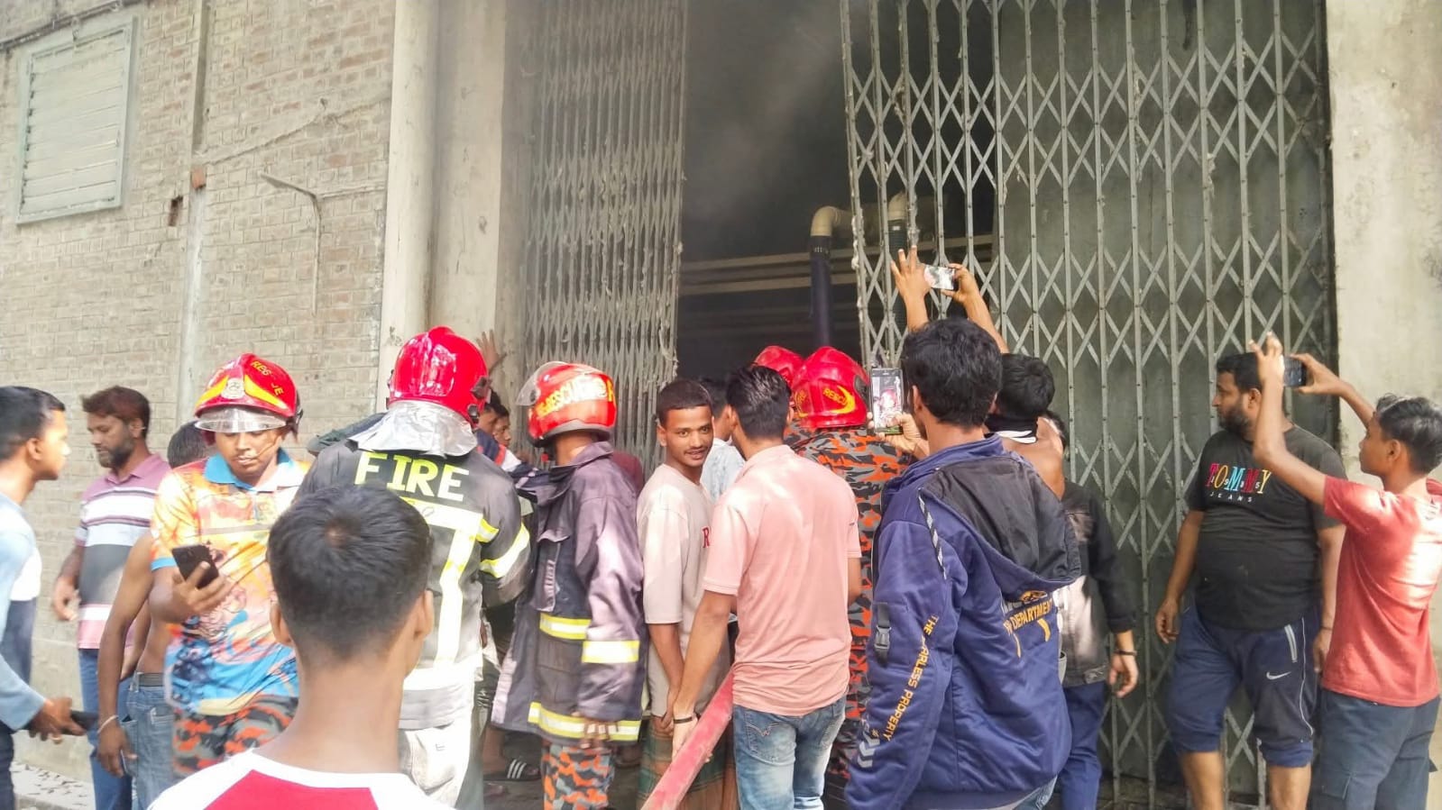 বরিশালে সুতার কারখানায় আগুন