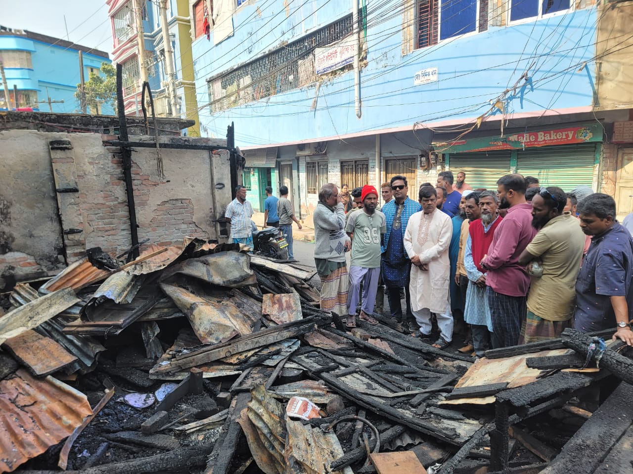 অগ্নিকাণ্ডে ক্ষতিগ্রস্তদের সহায়তা দিলেন বিএনপি নেতা রহমাতুল্লাহ