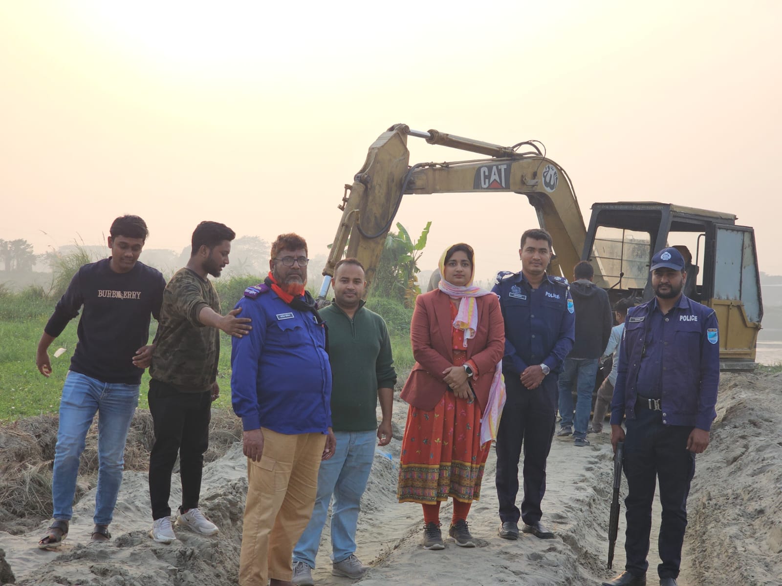 কেরানীগঞ্জে মাটি কাটা ও বালু বিক্রির দায়ে ভেকু জব্দ