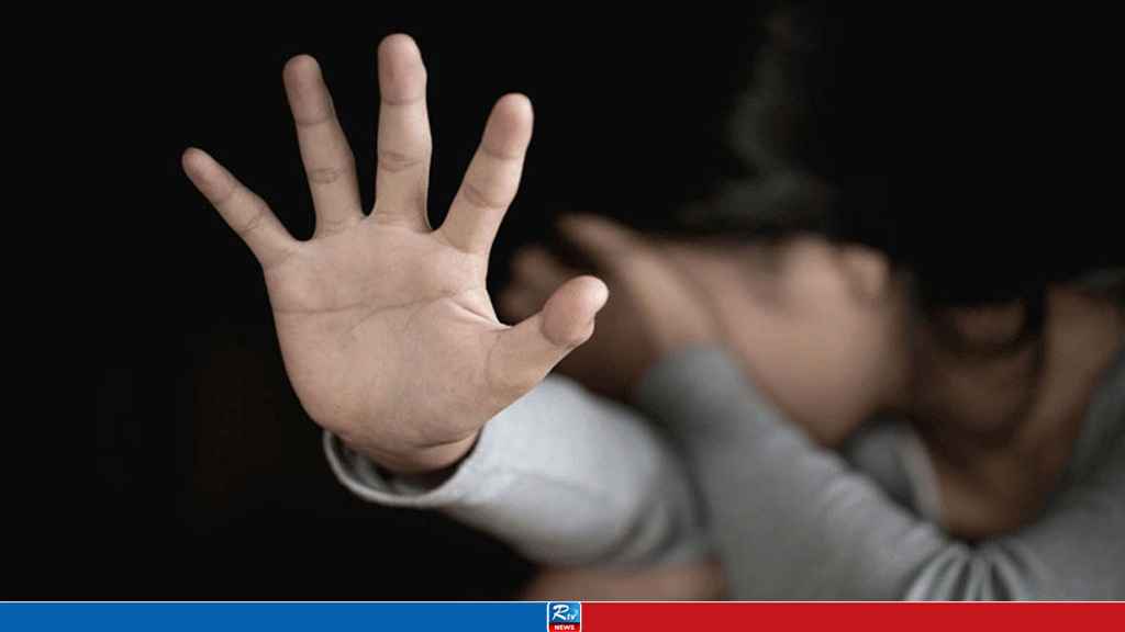 প্ল্যাটফর্ম থেকে তরুণীকে ট্রেনে তুলে নিয়ে ধর্ষণ, ভারতীয় সেনাসদস্য গ্রেপ্তার Copied from: https://rtvonline.com/