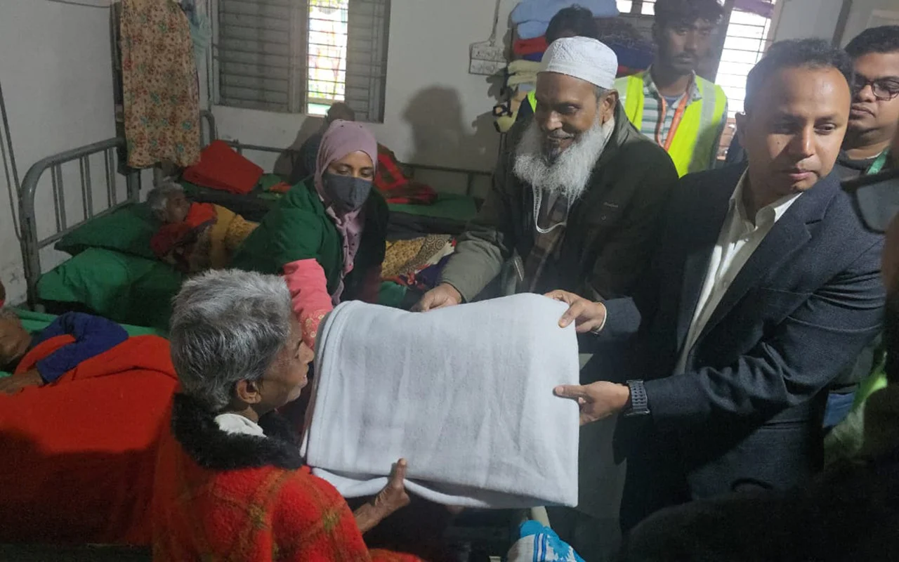 কেরানীগঞ্জে বৃদ্ধাশ্রমে শীতার্তদের মাঝে কম্বল বিতরণ